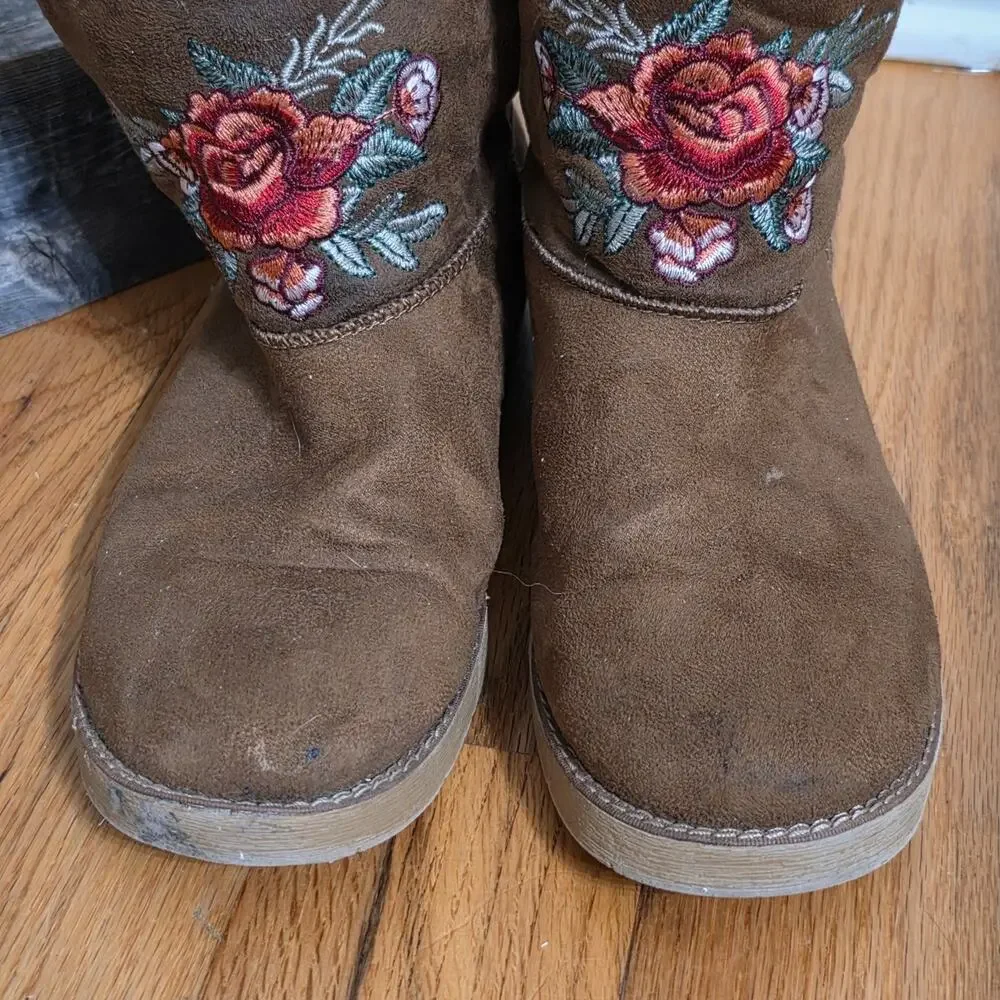 Rock & Candy Ziggy Brown Suede Floral Embroidered Fur Trim Winter Boots 7.5